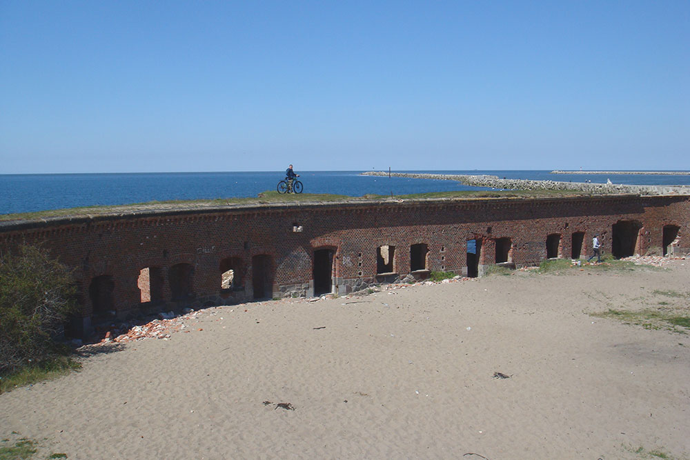 Развалины военного форта на Балтийской косе в Калининградской области. Мы ездили по ним на велосипеде