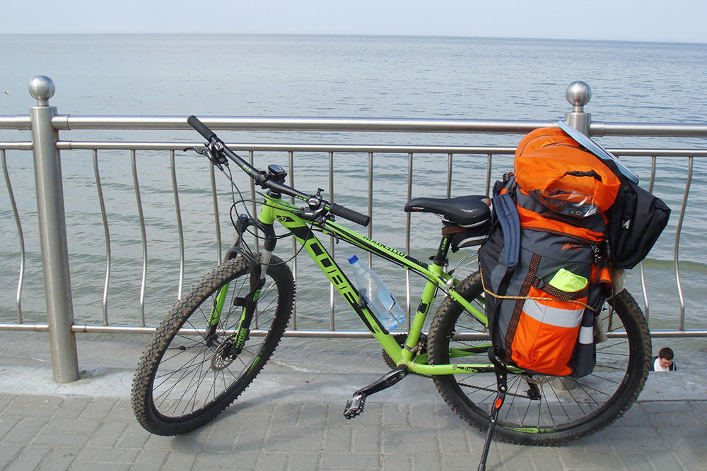 Мой велосипед для походов, укомплектованный багажником, флягодержателем и подножкой