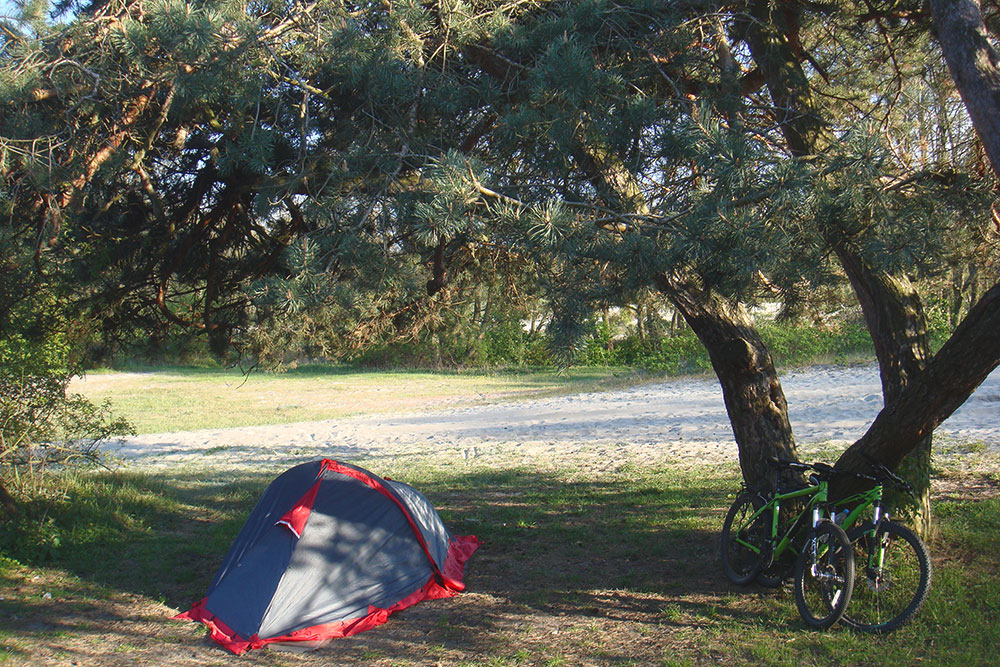Моя палатка Tramp Bike 2. Она хорошо защищает от дождя и сильного ветра. В интернет-магазинах такая стоит 5000—7000 рублей