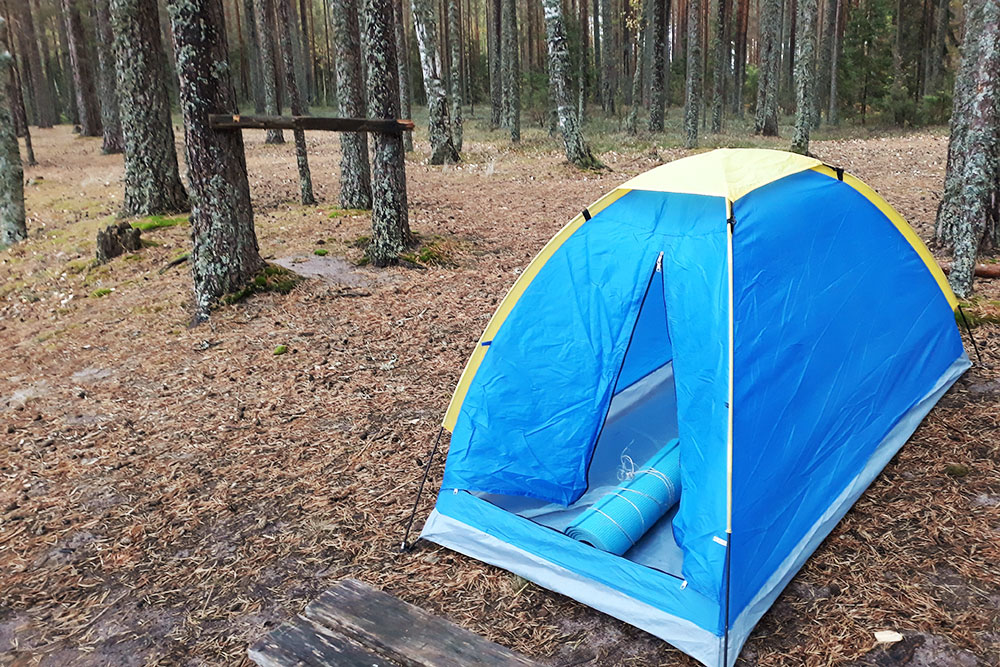 Палатка за 1000 рублей из «Ленты» подойдет для походов в сухую погоду. Морось выдержит, но дождь уже нет