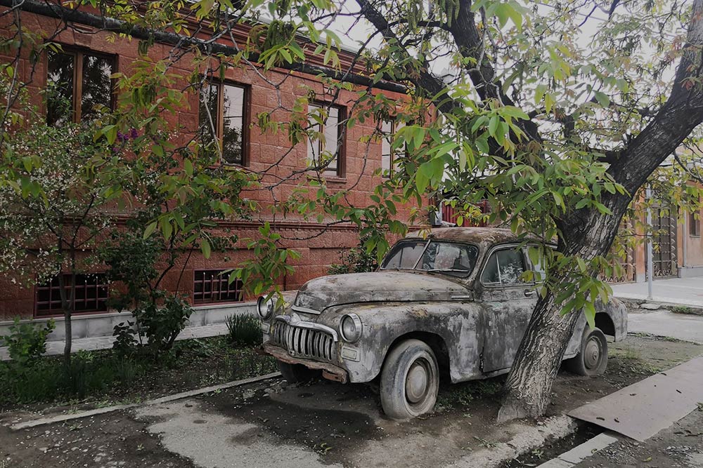 Местные жители использовали старую машину для украшения территории перед домом