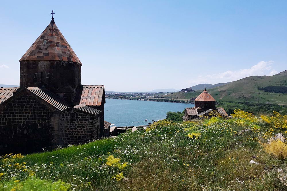 Старая церковь на берегу Севана