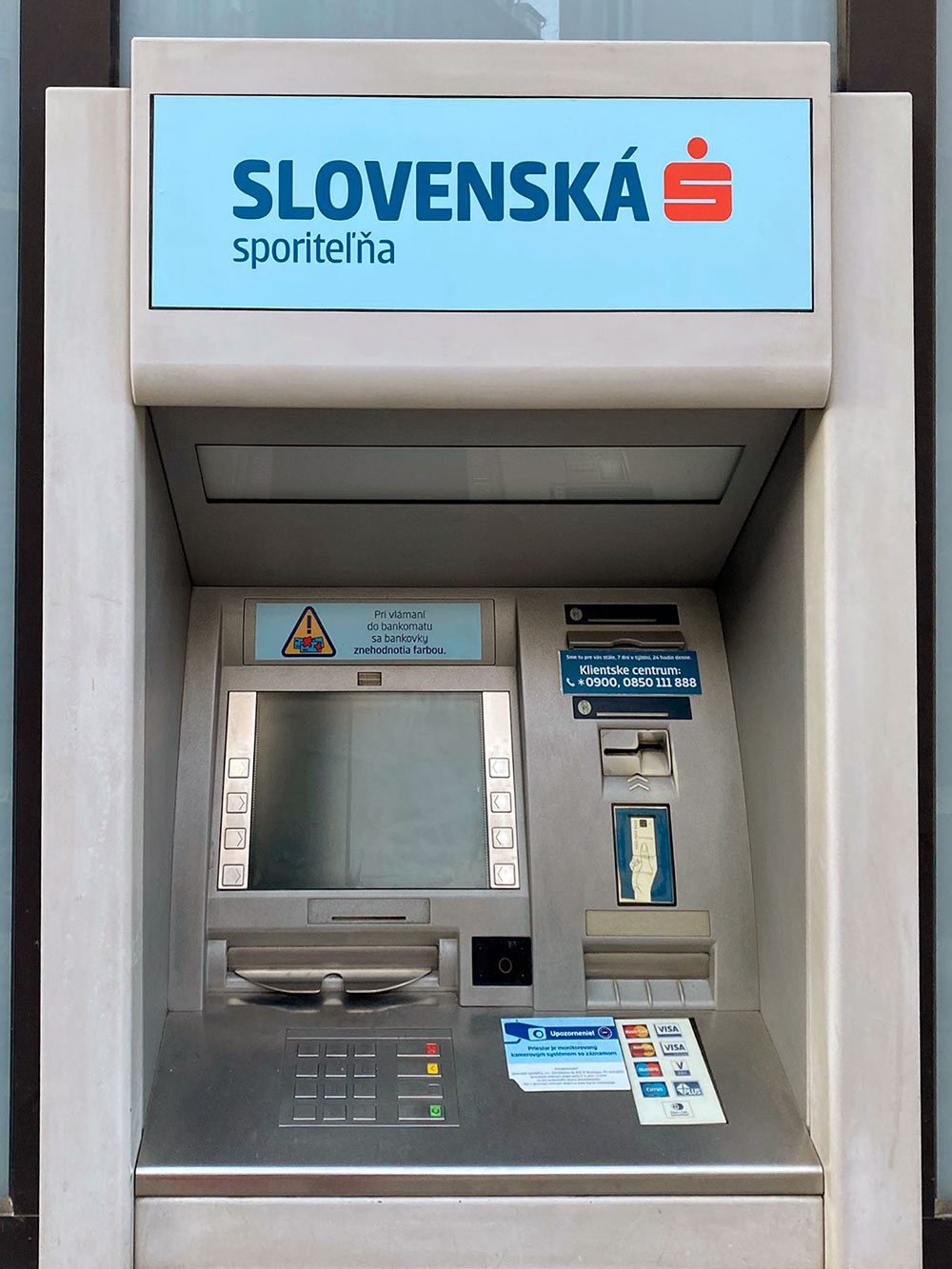 Банкомат Словацкого сберегательного банка: не все банкоматы оборудованы для внесения денег, некоторые их только выдают