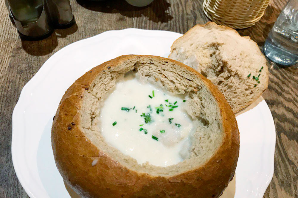 Чесночный суп в хлебе