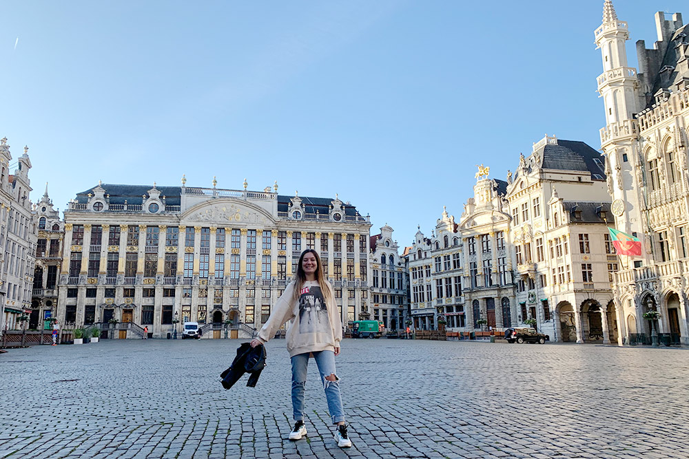 Я переехала в Брюссель в 2020 году. На фото я на площади Гран-Плас со старинными постройками. В доме справа Карл Маркс писал свой «Капитал»
