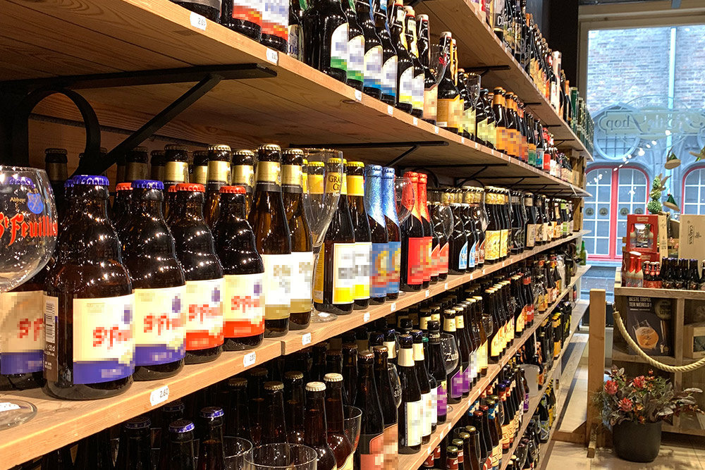 Выбор бельгийского пива впечатляет. Это пятая часть ассортимента в пивном магазинчике