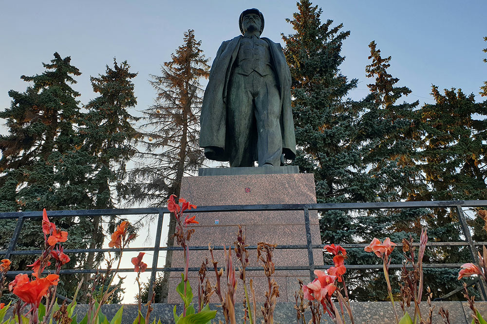 Памятников Ленину в Чебоксарах целых четыре. А еще имя вождя носит местный университет — ЧГУ им. Ульянова