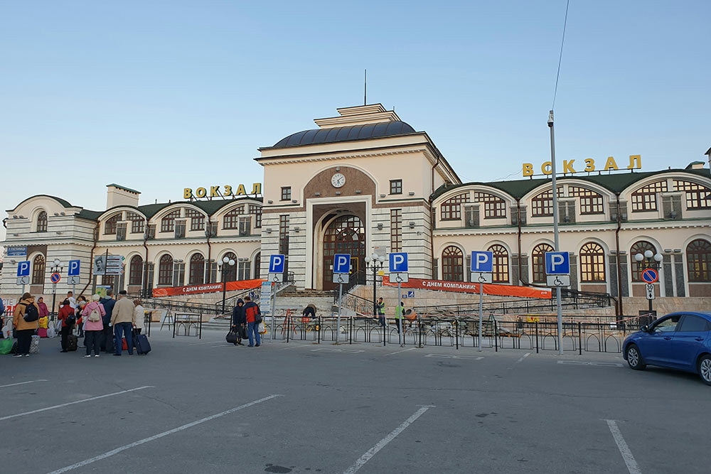 Здание железнодорожного вокзала реконструировали еще в 2003 году, с тех пор оно почти не изменилось