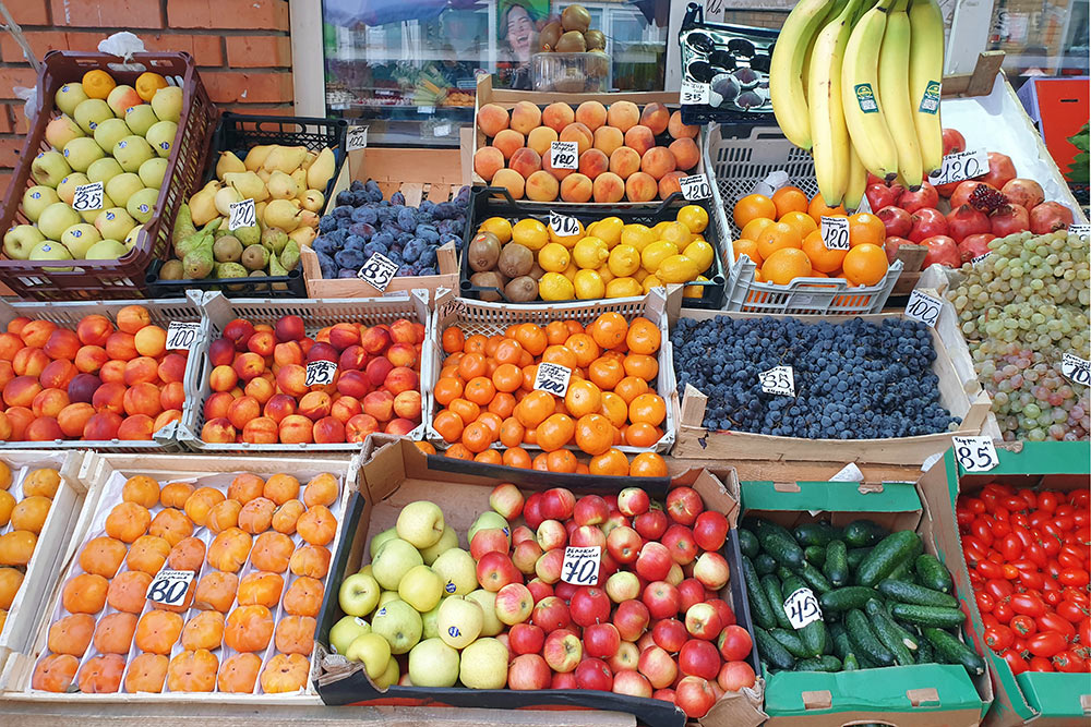 Местные обычно покупают фрукты и овощи на Центральном рынке — там дешевле и вкуснее