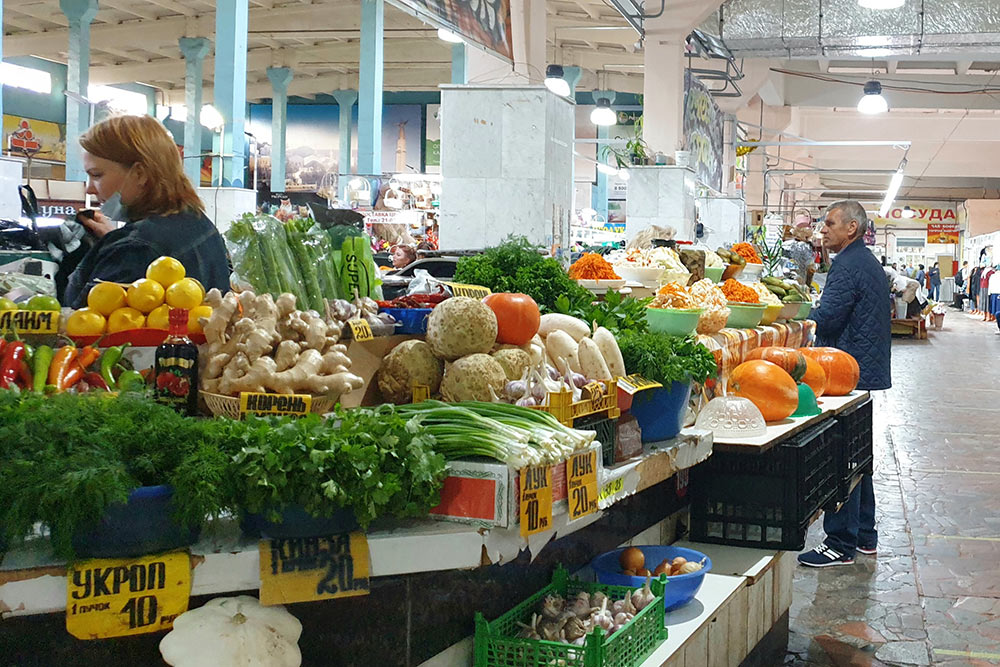 В павильонах внутри рынка продают сезонные продукты: зелень, тыкву, ягоды, грибы, мед