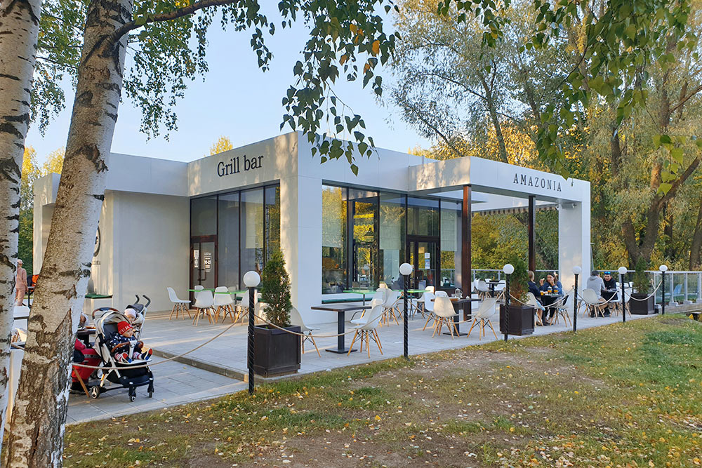 В летнем кафе в парке можно посидеть на свежем воздухе, а можно взять еду навынос
