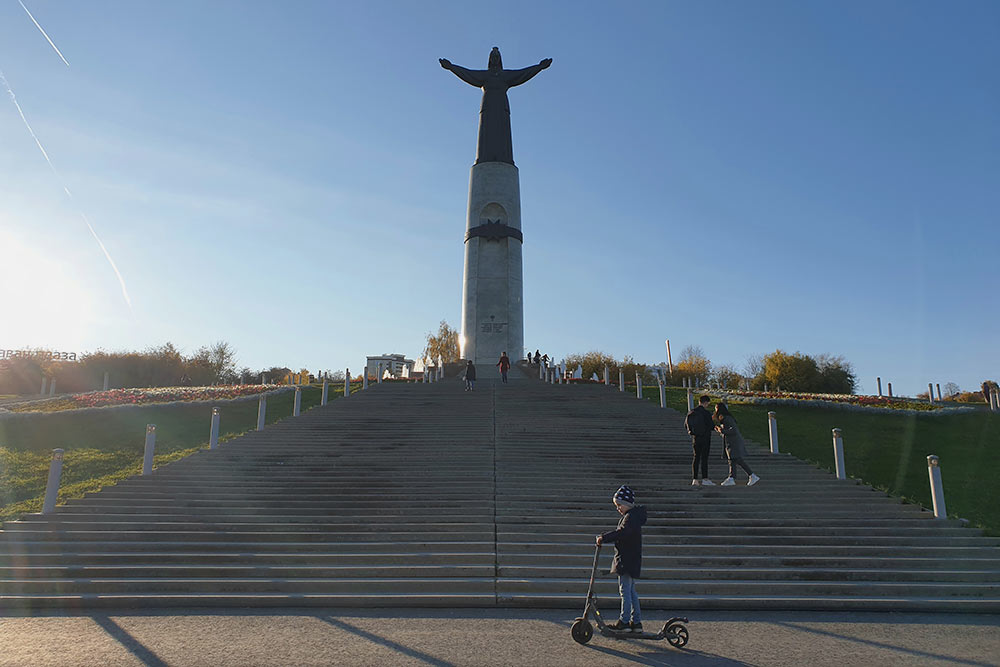 Поговаривают, что идея поставить статую Матери-Покровительнице пришла первому президенту Чувашии Николаю Федорову во сне, а прообразом статуи стала его собственная мать