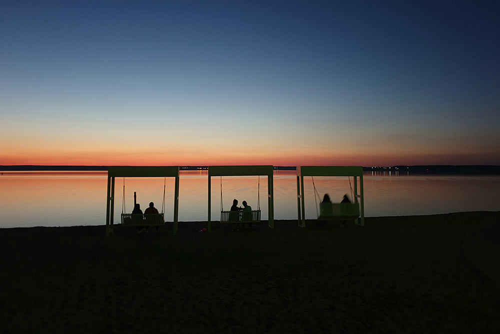 По вечерам парочки провожают закаты, сидя на качелях на Афанасьевском пляже