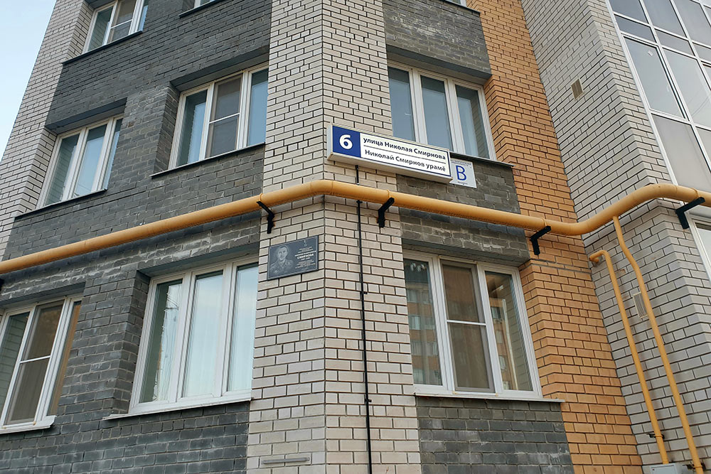 Таблички с адресами, названия остановок, навигация — все в Чебоксарах дублируется на чувашском языке. Например, улица — это урам. И даже остановки в общественном транспорте объявляют на двух языках