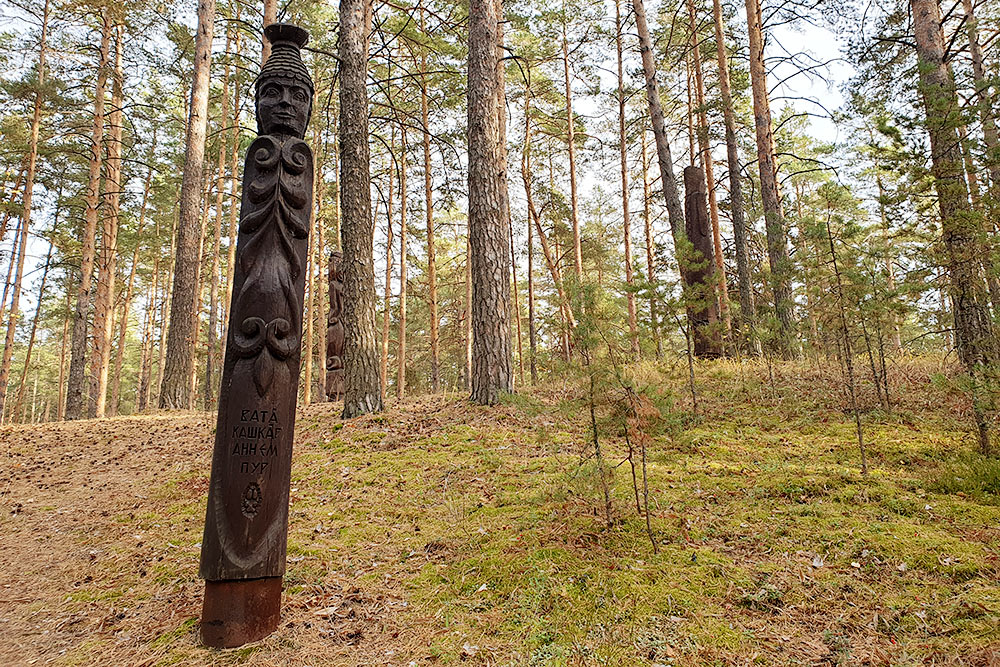 На территории санатория «Чувашия» в Заволжье можно побродить по этнопарку «Сувар» — здесь больше сотни деревянных обрядовых скульптур