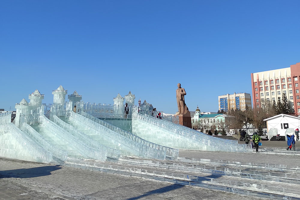 Ледовый городок на площади Ленина