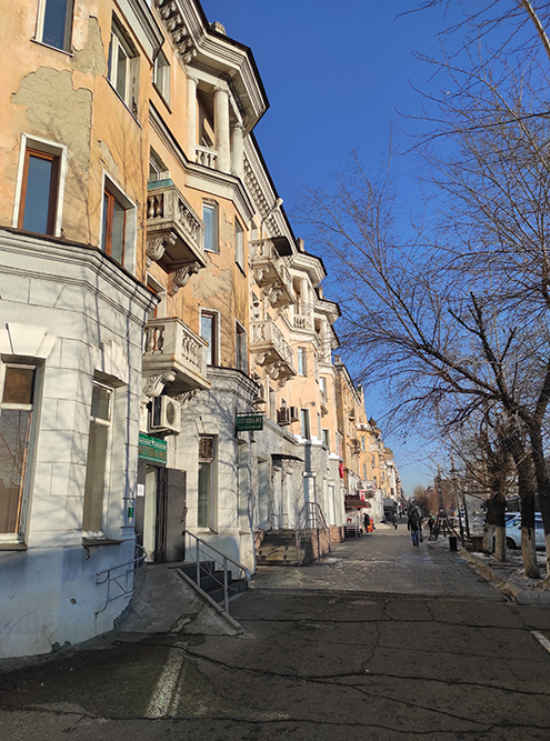 Сталинки на улице Ленина в двух шагах от центральной площади. Двушка в таком доме стоит 5,5 млн рублей