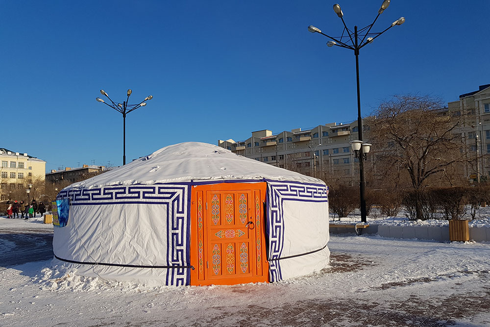 Временная юрта⁠-⁠кафе на площади Ленина