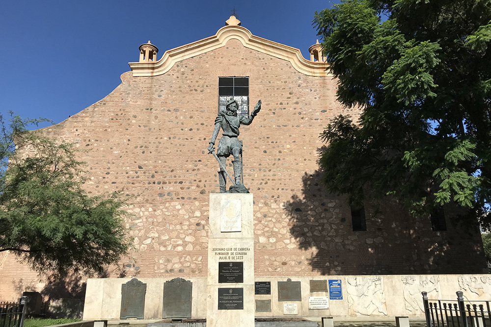 В центре Кордовы находится памятник основателю города — конкистадору Херонимо Луису де Кабрере