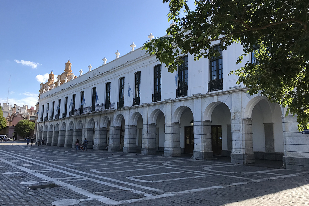 Справа от него расположена ратуша — Cabildo de Córdoba. Раньше здесь были городской совет, тюрьма и полицейское управление. А сейчас это культурный центр и городской музей — Museo de la Ciudad