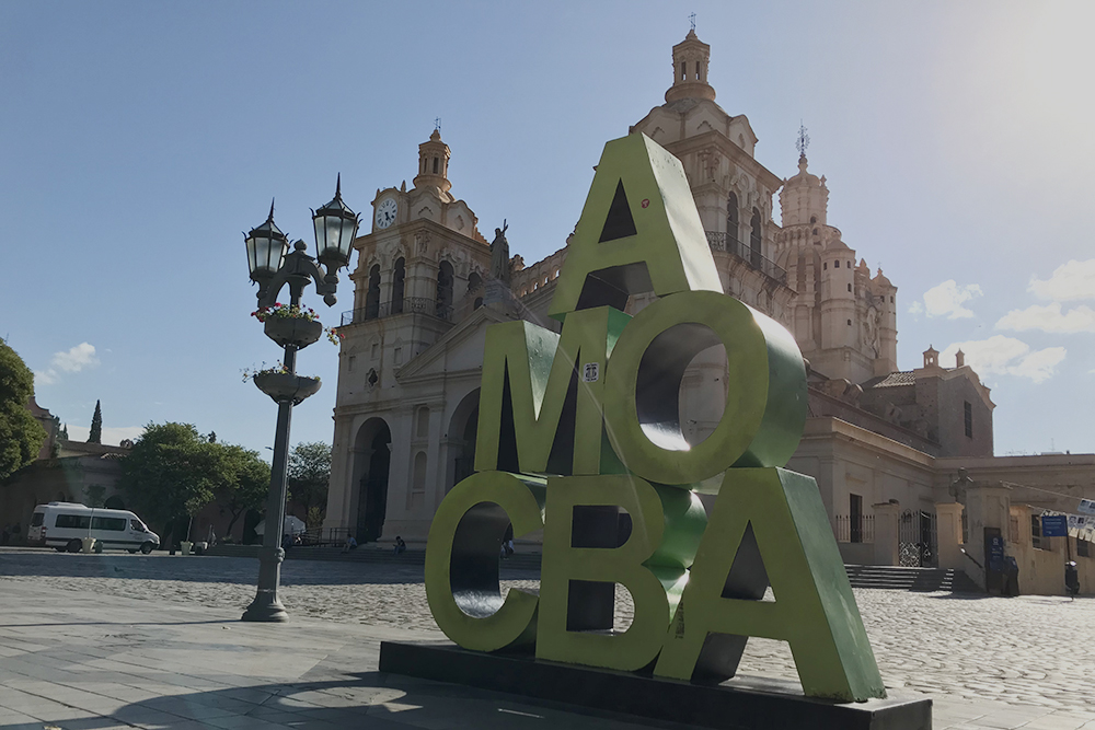 Напротив собора расположена площадь Сан⁠-⁠Мартин. Кордову сокращенно обозначают как CBA. «Amo CBA» означает «я люблю Кордову»
