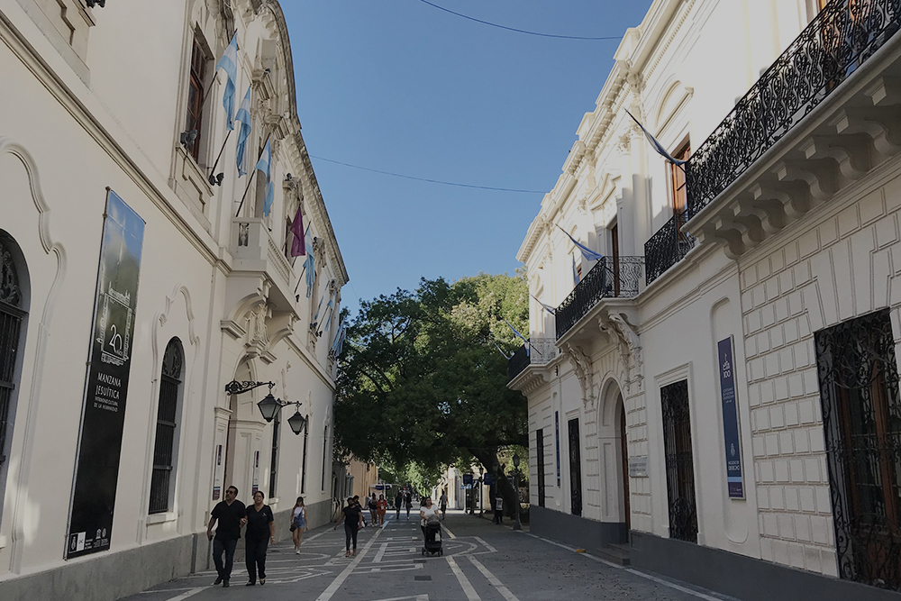 Пешеходная дорожка на улице Obispo Trejo, которая пересекает Иезуитский квартал. Слева — старый ректорат Национального университета Кордовы. Сейчас тут находится исторический музей