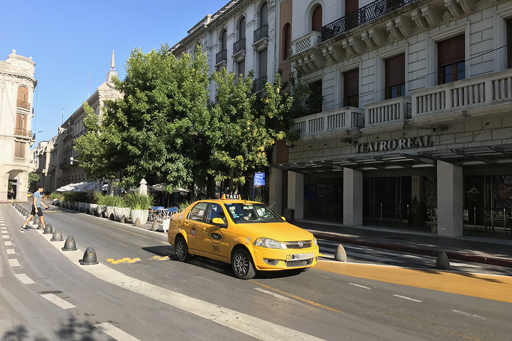 Такие желтые такси можно ловить прямо на улице