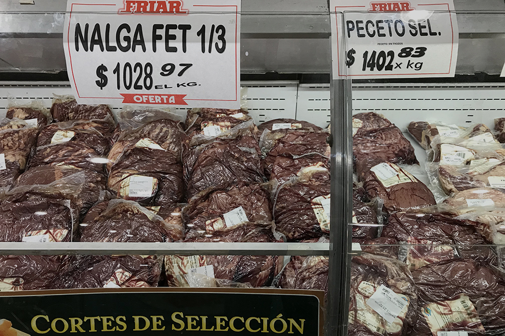 Мясо — гордость Аргентины, оно тут свежее и качественное. Килограмм мякоти бедра говядины без акции стоит 1402 ARS