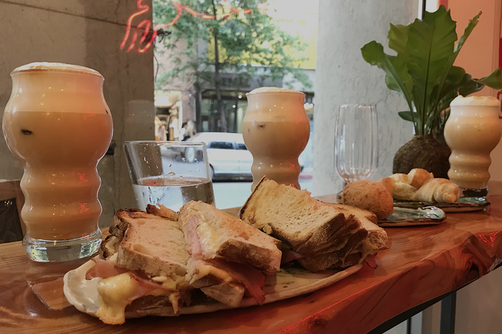 Два стакана айс-латте и сэндвич в Bosque Grow Cafe обойдутся в 1350 ARS