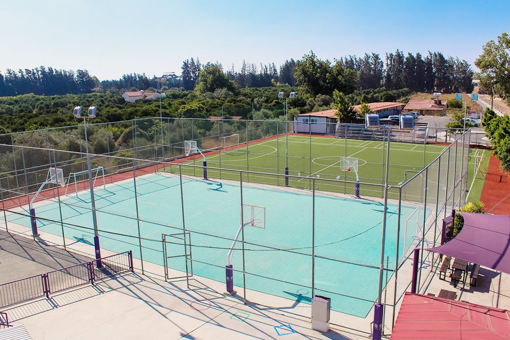 У нашей школы среди полей есть собственное футбольное поле и баскетбольная площадка. Источник: страница школы в «Гугл-картах»