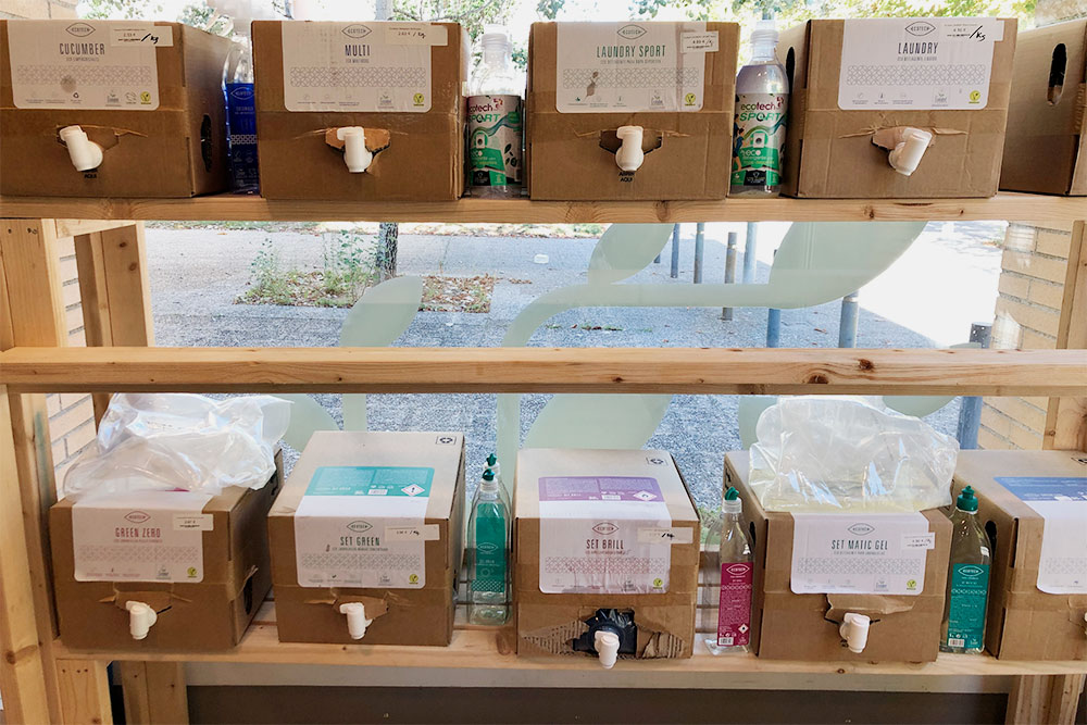 Упаковки с бытовой химией на разлив в супермаркете Sanum. Можно принести свои емкости или купить бутылку с дозатором на месте