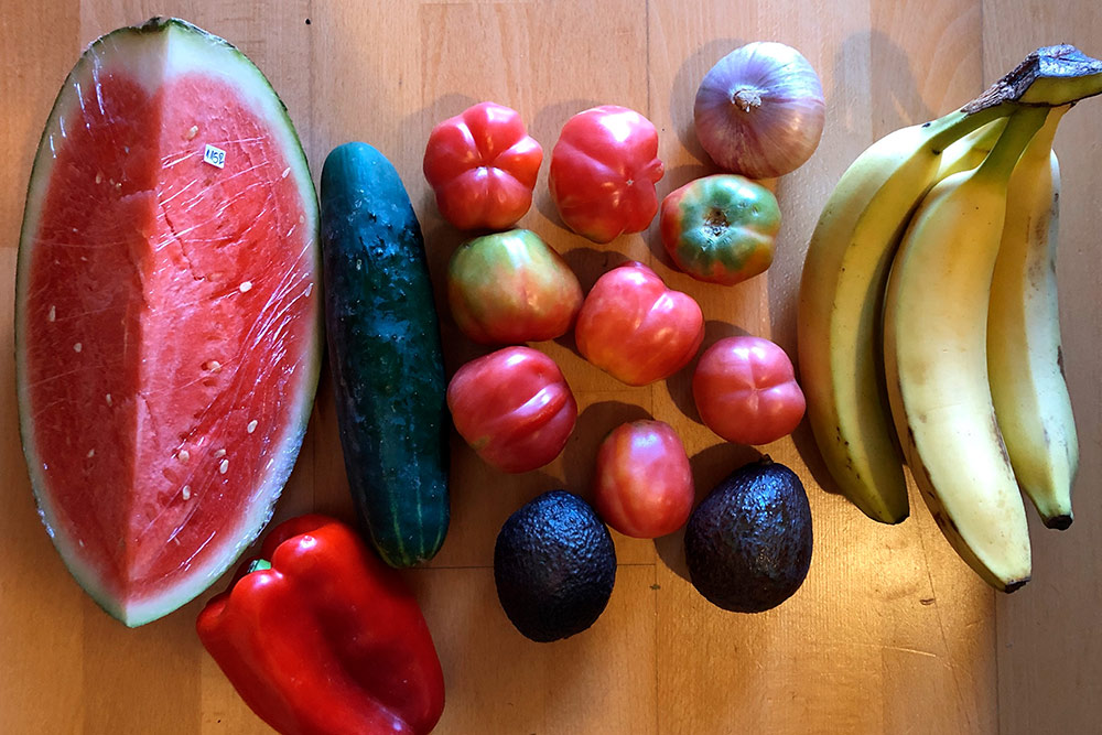 Овощи и фрукты на несколько дней. Мы купили их во фруктовой лавке