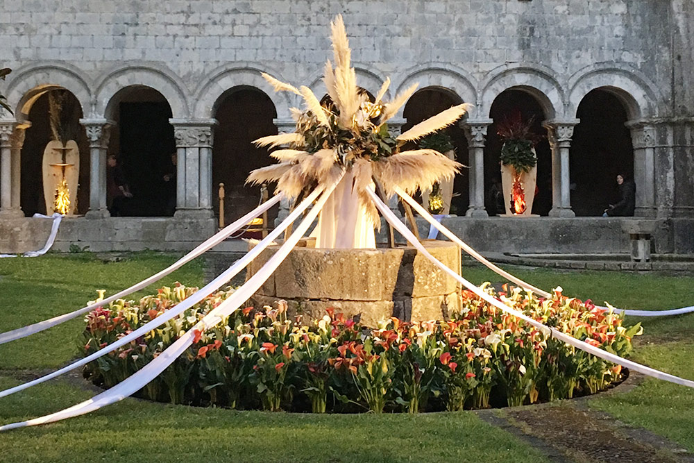 Инсталляция из цветов во дворике монастыря Святого Петра