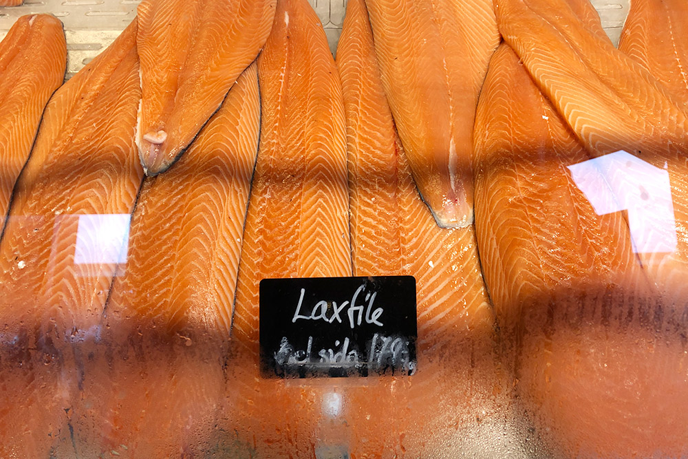 1 килограмм свежей красной рыбы стоит 179 kr