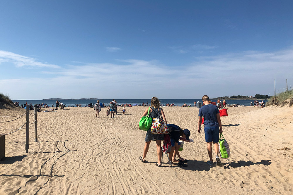 А это пляж Åsa Strand в 35 минутах от Гетеборга. Вход бесплатный, но за парковку придется платить 10 kr в час, но не более 40 kr в день