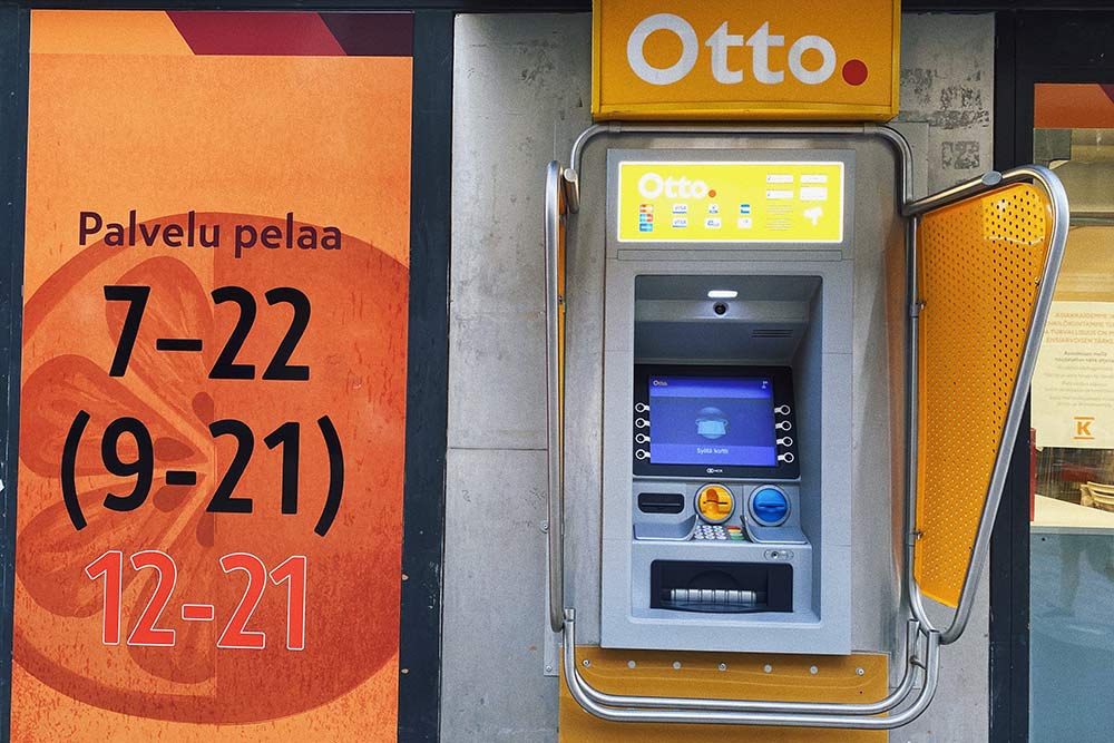 Снять деньги с карты без комиссии можно в таких банкоматах. Их много по всему городу