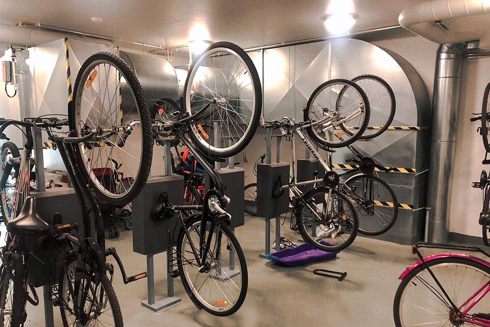 Это помещение, где жильцы хранят велосипеды и коляски