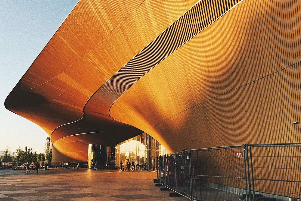 С точки зрения дизайна и архитектуры библиотека Oodi — это одно из самых ярких и запоминающихся зданий в Хельсинки