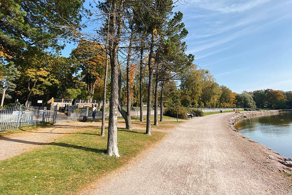 Прогулочная зона вдоль старинного кладбища, где похоронены самые знаменитые люди Финляндии