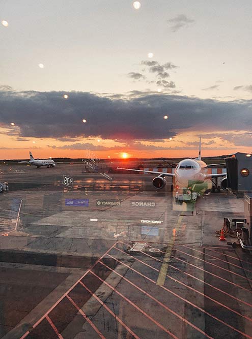Пока ждала рейс в Амстердам, сфотографировала красивый финский закат