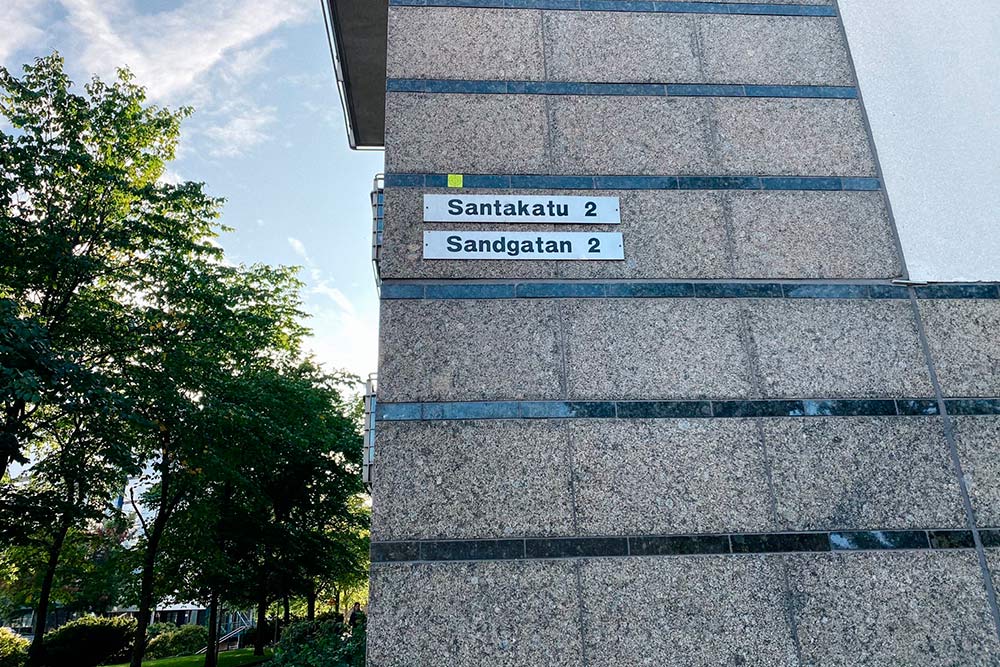Названия улиц всегда дублируют на шведском — он снизу