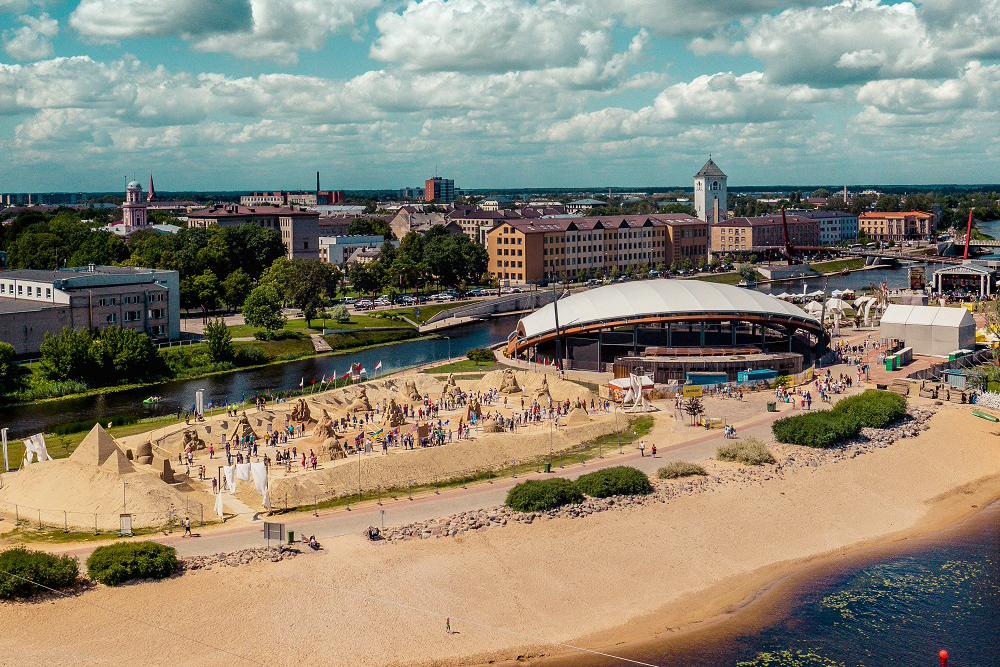 Вид на пляж, концертный зал и песчаные скульптуры на острове Паста в центре Елгавы. Источник: visit.jelgava.lv