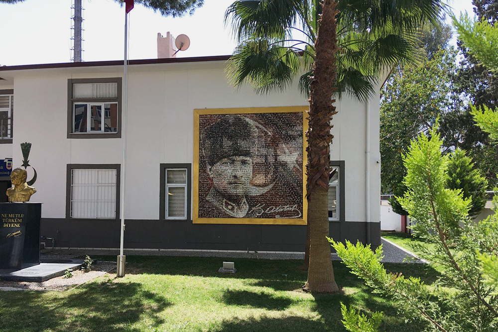 На стене полицейского участка мозаикой выложен портрет Мустафы Кемаля Ататюрка — основателя Турецкой республики