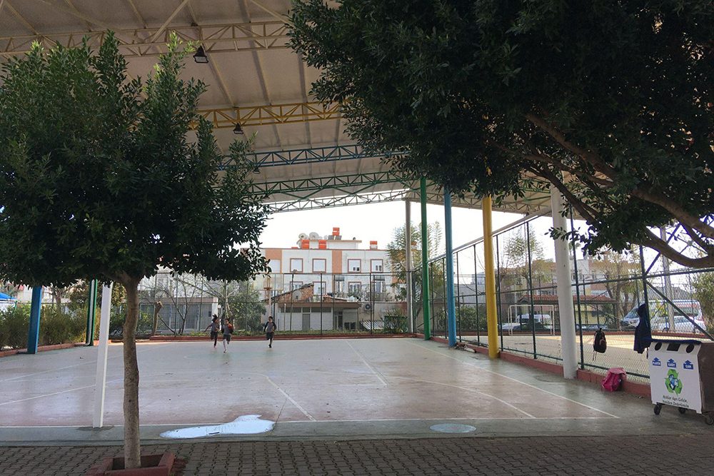 Площадка для баскетбола и волейбола. Рядом — теннисный корт