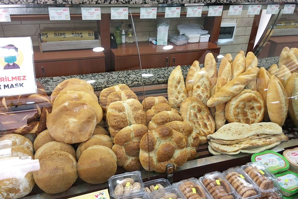 В Турции едят много хлеба. Покупают в расчете на одного человека один батон на трапезу