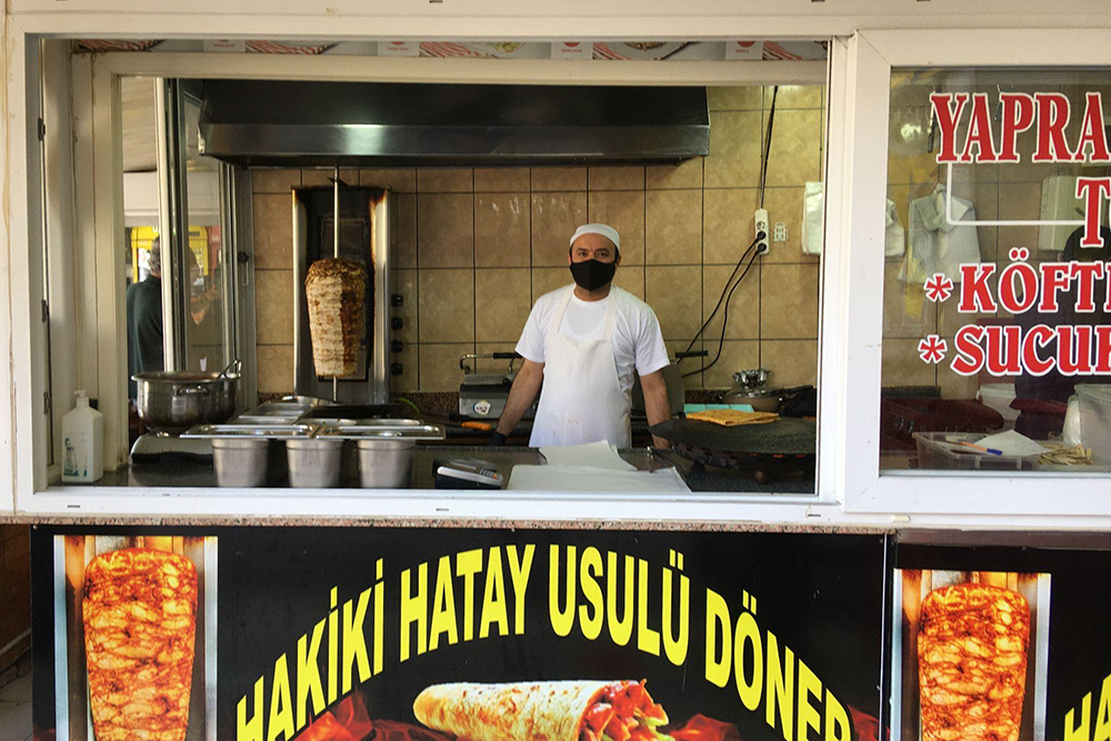 Моя любимая точка куриного дюрюма, который делают по рецепту области Хатай. Все, кто пробовал, говорят, что это самая вкусная шаурма в их жизни. Эта палатка стоит возле почты PTT на улице Антальи