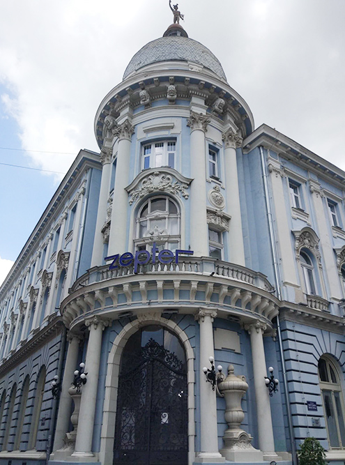 В городе много красивых зданий. Например, это на перекрестке улиц Светозара Милетича и Грчкошколской. Сейчас в нем находится новисадский офис Zepter — эта сербская компания производит товары для красоты и здоровья