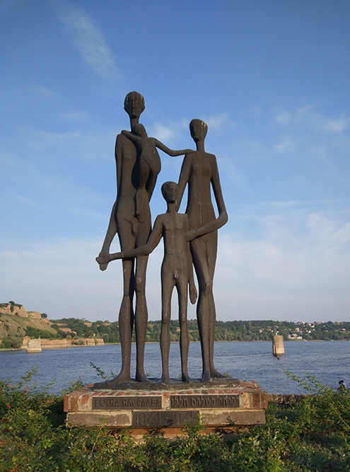 Это памятник на набережной Сунчани, где любит гулять молодежь. Он установлен в честь жертвам резни, которую совершила венгерская армия, когда воевала на стороне гитлеровской Германии. В 1942 году множество семей, в основном евреев и сербов, были убиты и сброшены в Дунай