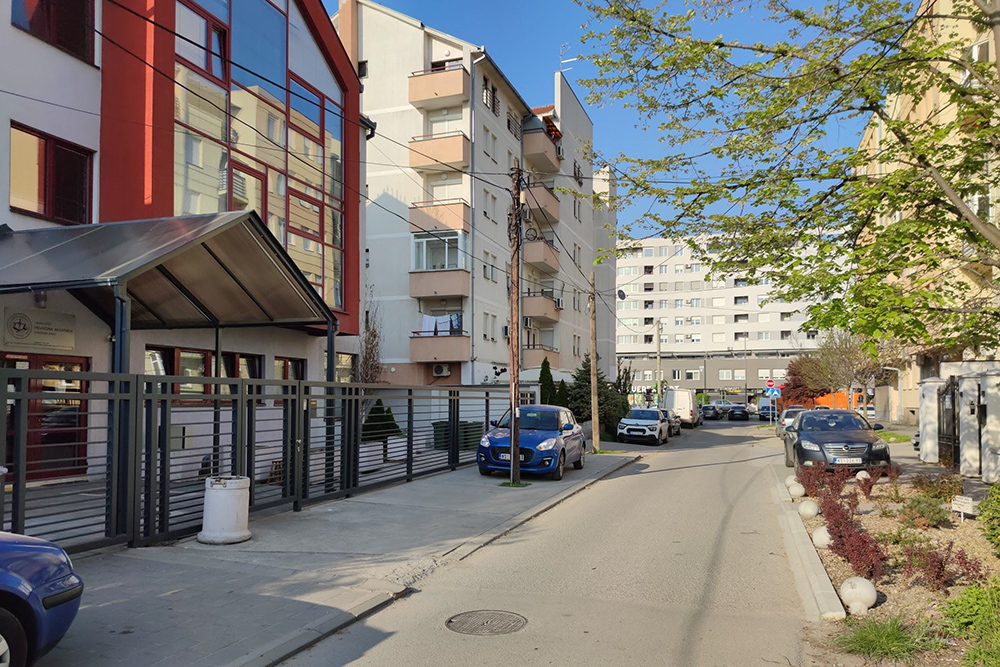 Это наша улица в Телепе. Слева экономический факультет университета Privredna Akademija