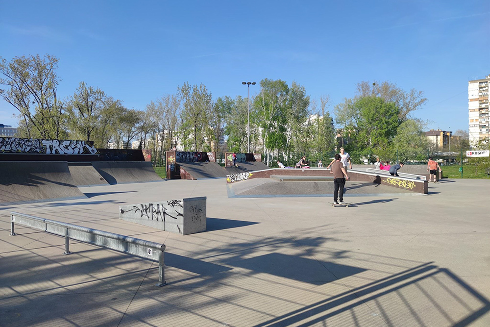В городе катаются и на скейтах. Это скейт-площадка в Лиманском парке